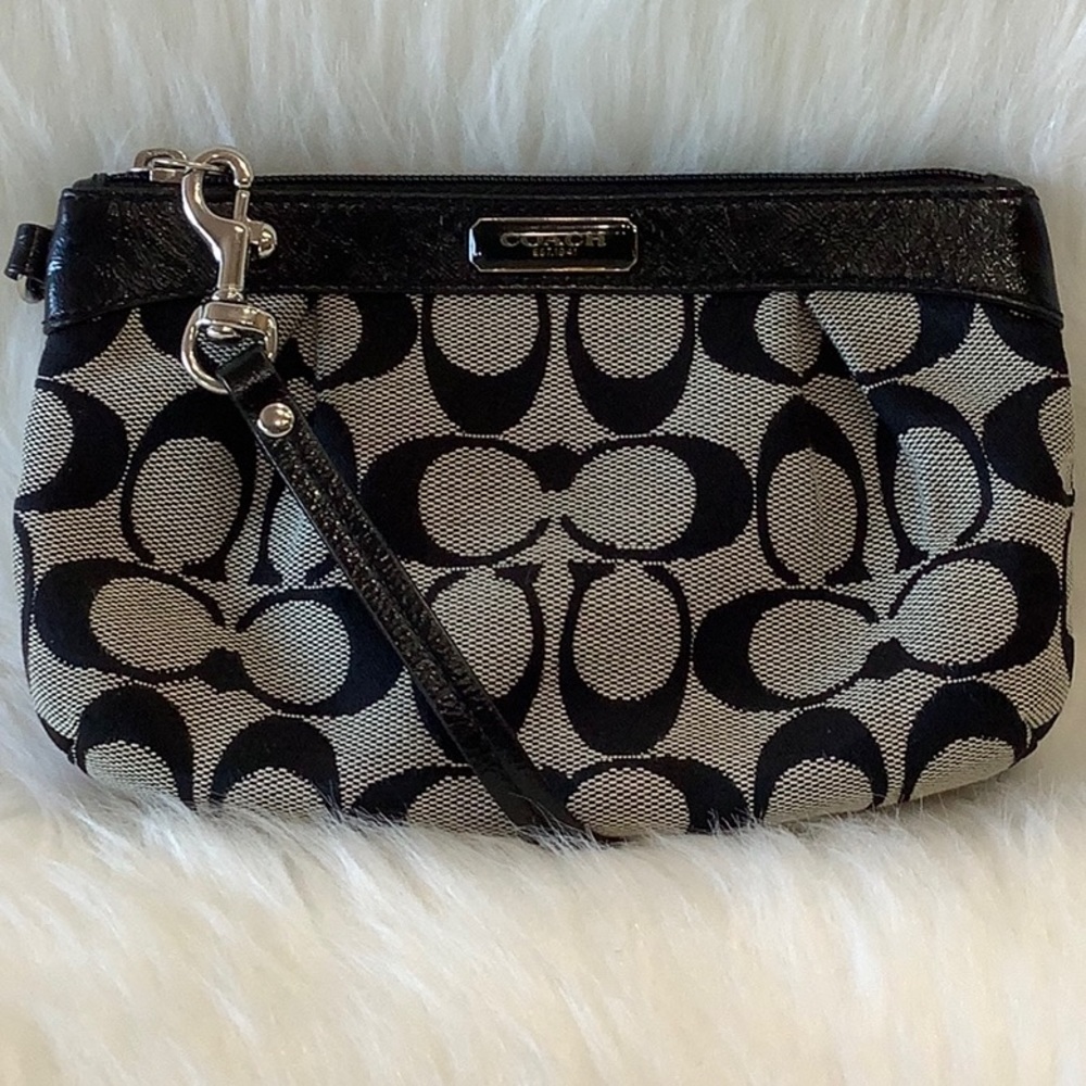 LIKE NEW♣️Coach Signature Pleated Wristlet